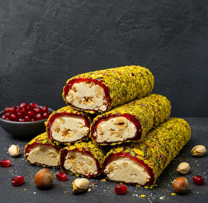 Granatapfel-Lokum mit ganzen Haselnüssen, Haselnusscreme und Pistazienüberzug